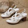 Damen Sandalen mit offenem Zeh und Fersenriemen mit niedrigem Blockabsatz, verstellbarer Schnallenverschluss und perforiertes florales Muster, Leder-Obermaterial, bequemes Fußbett