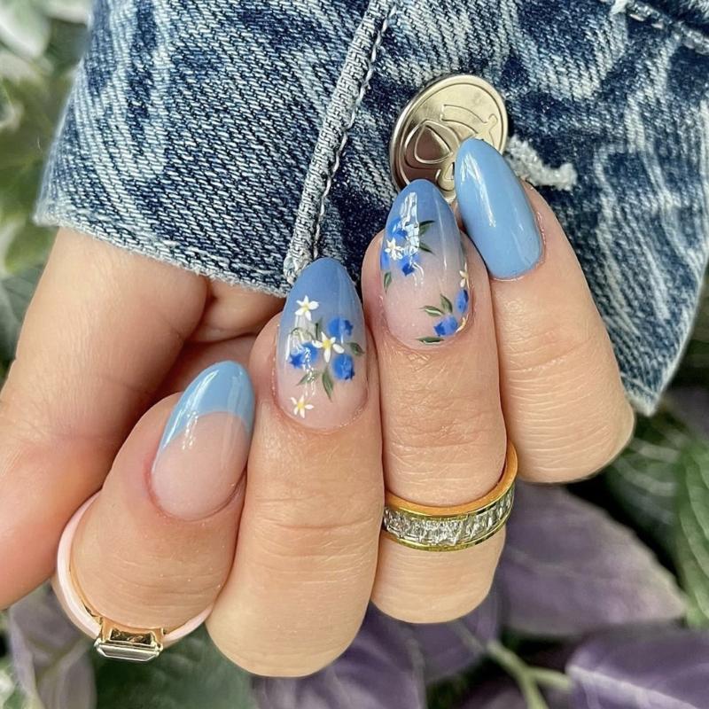 24Pcs French Tip Blue Flower Press On Nail Short Almond Shape Stick on Nail Manicure Nail Decoration for Women