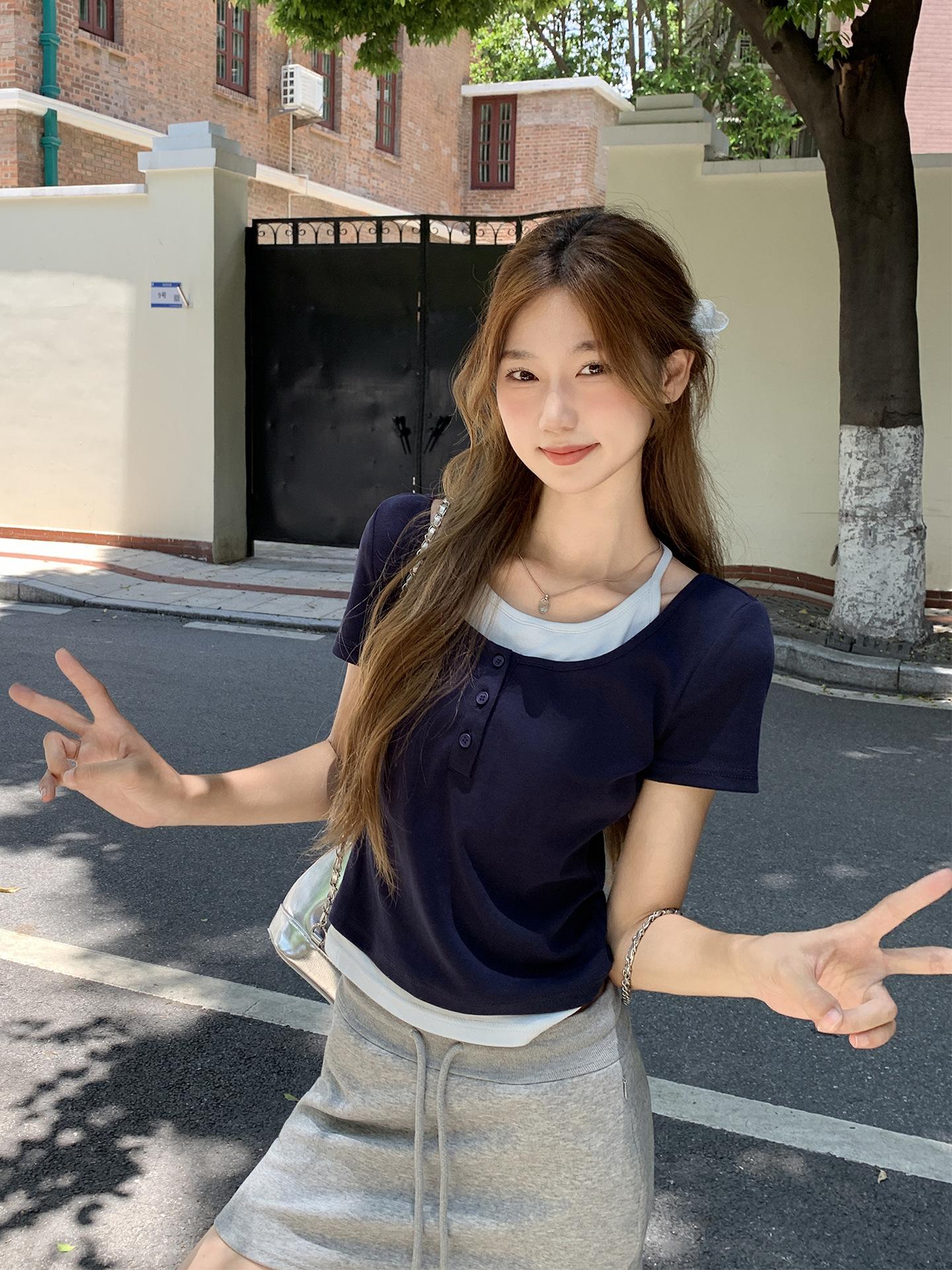 

Pure desire Spice Girl contrasting color fake two-piece front shoulder short-sleeved T-shirt women s new summer slim-fitting and thin versatile top S темно-синий