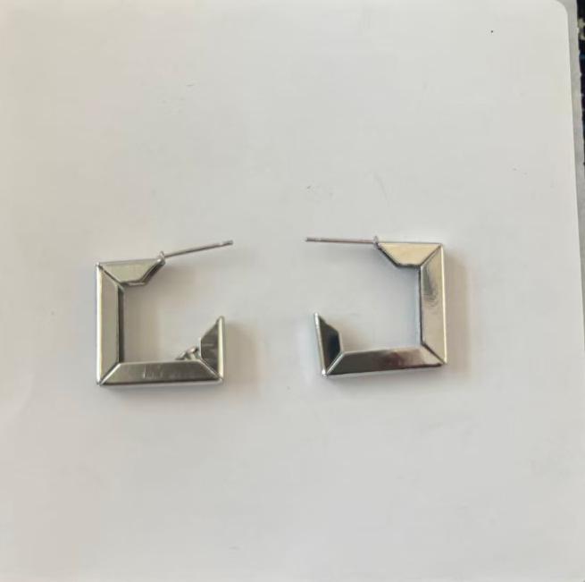 Korean Style Geometric Twisted Heart Earrings: Light Luxury Multi-Layer Niche Ear Jewelry for Women