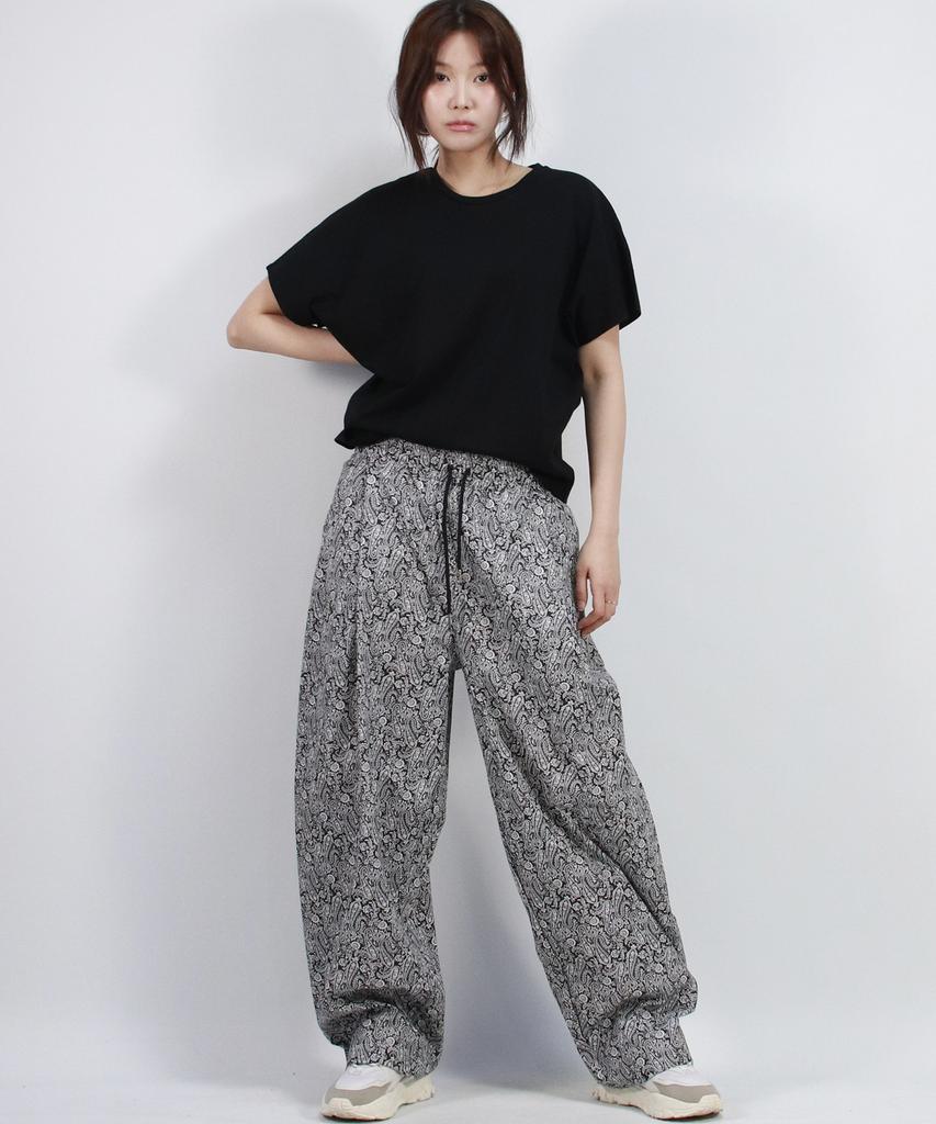 Deumakeu Paisley Side One Tuck Curved Wide Pants Black