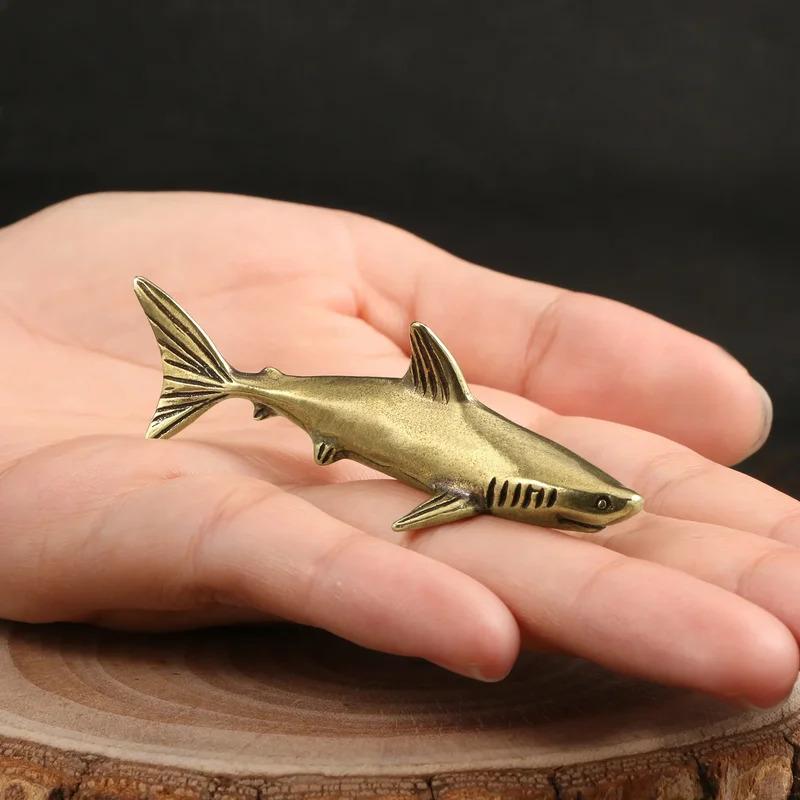 Latón Tiburón Pequeño Adorno Animal Metal Figurine Mascota de Té Decoración de Escritorio Oficina Colección de Artesanías Decoración del Hogar