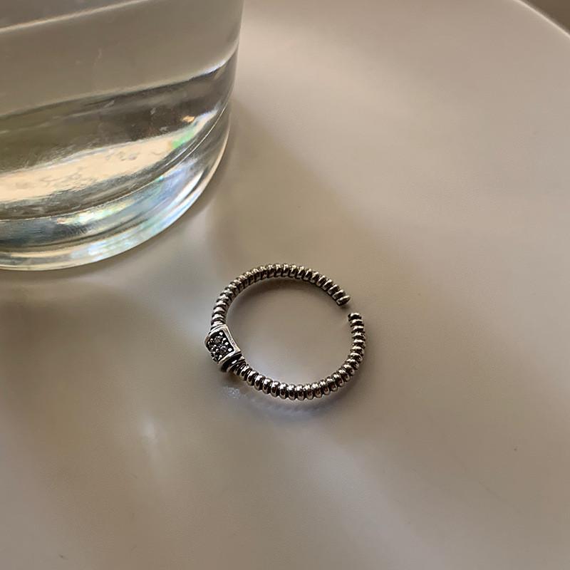 

Retro Elegant Star Chain Ring Crafted From Silver Plated Material For Fashionable Wear J1993