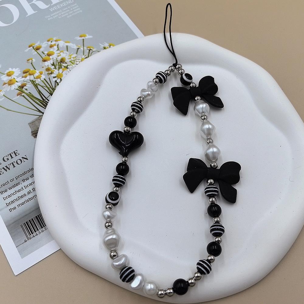 

Сделай сам брелок для телефона с бусинами в виде бабочки «Черный глаз дьявола» и шнурком-бантом