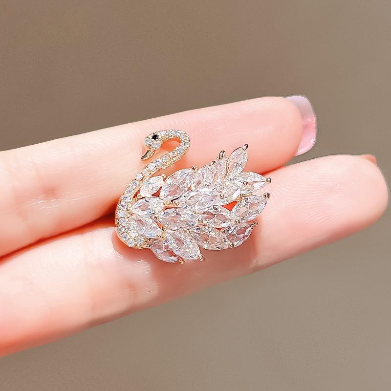 Luxurious Crystal Swan Brooch, Women's Summer Anti-glare Clasp, Exquisite Brooch, Creative Pin and Collar Pin