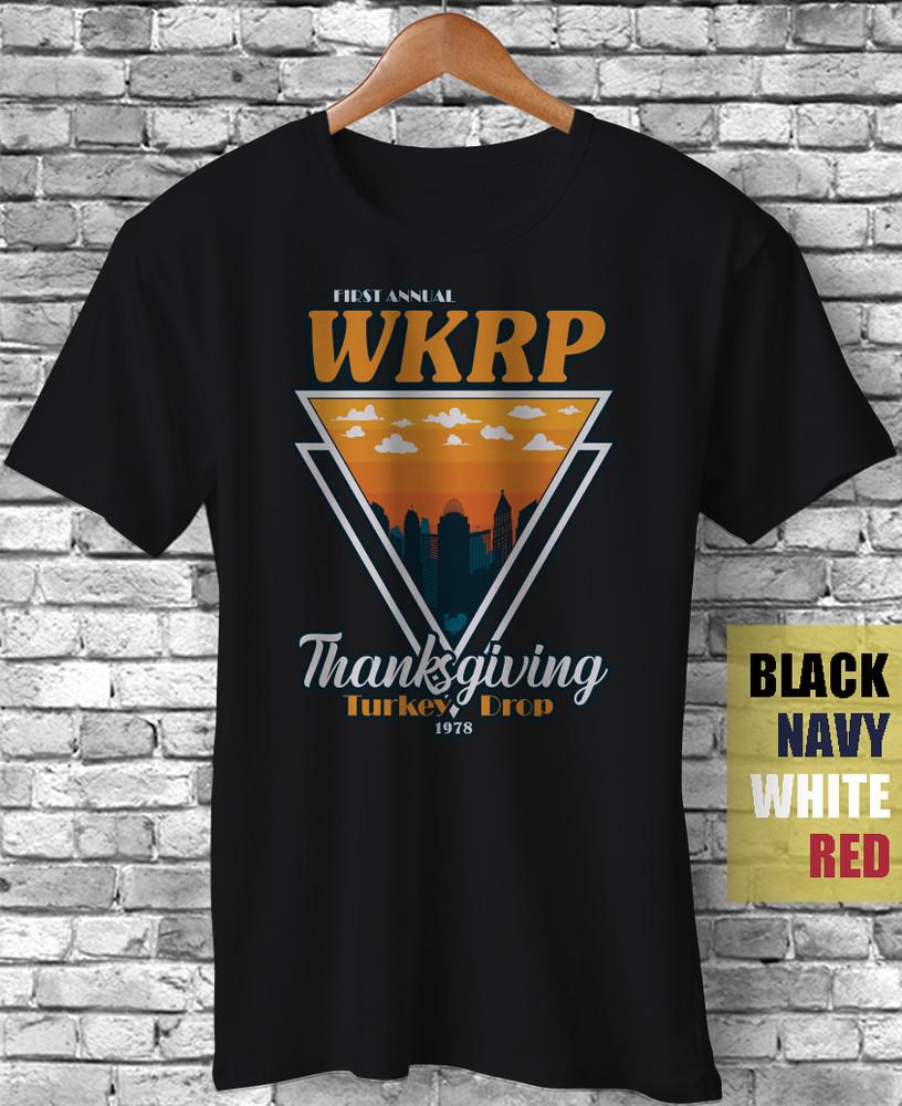 Первый ежегодный розыгрыш индейки WKRP на День благодарения Цинциннати Винтажная треугольная футболка Унисекс футболка S