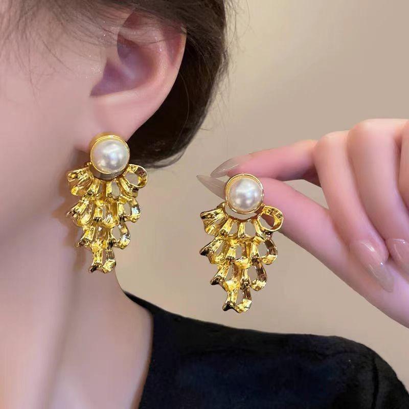 Earrings - High-end, Elegant, Metallic, Cool, Flower-shaped, Luxurious Ear Accessories, with A Retro Style. Retro-style Earrings.