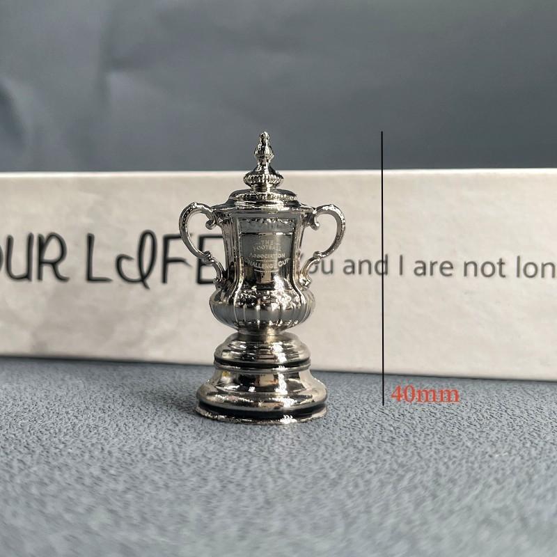 Exquisiter Schlüsselanhänger mit Weltmeisterschafts-Fußballtrophäe aus Zinklegierung, perfektes Erinnerungsgeschenk für Sportfans