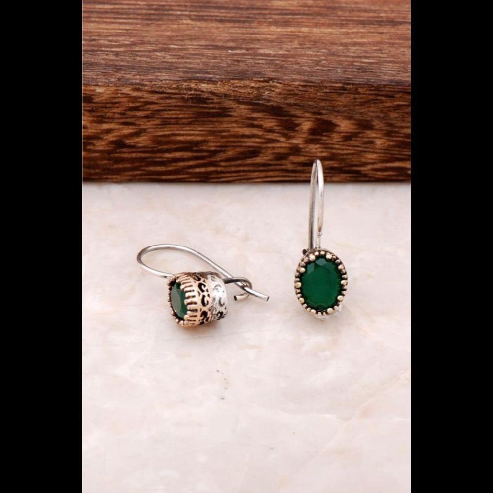 

Женские серебряные серьги ручной работы с изумрудным камнем