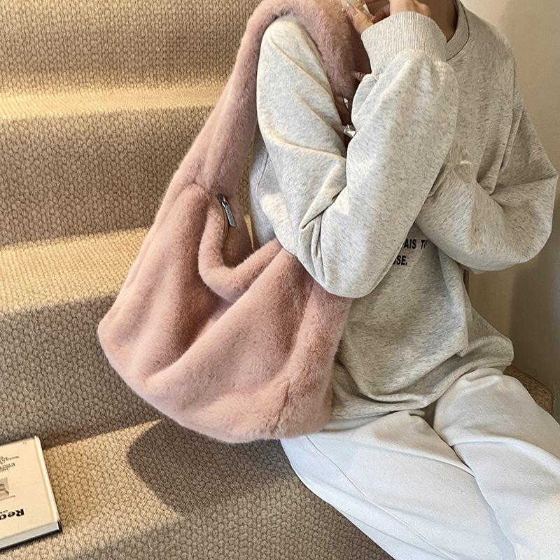 

Плюшевая сумка женская большой вместимости 2025 новая осенне-зимняя повседневная пушистая сумка через плечо премиальная сумка-тоут для поездок на работу розовый