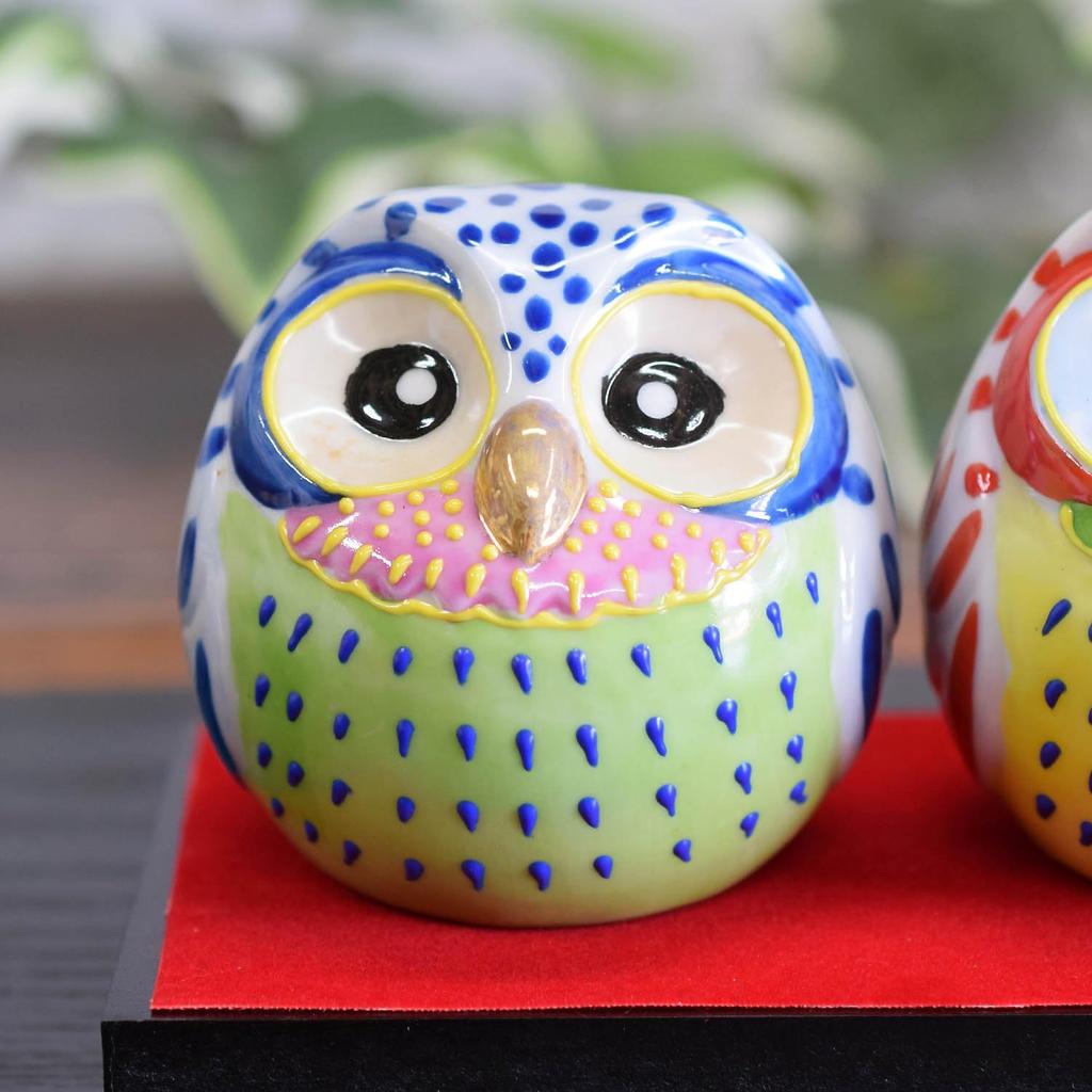 Waza no Kura Stilvolle Eulenfigurine, Kutani-Keramik, Eulenpaar (mit Ständer/Matte/Schild), Keramik, Glück, Luxusmarke, Innendekoration, Objekt, Perfec