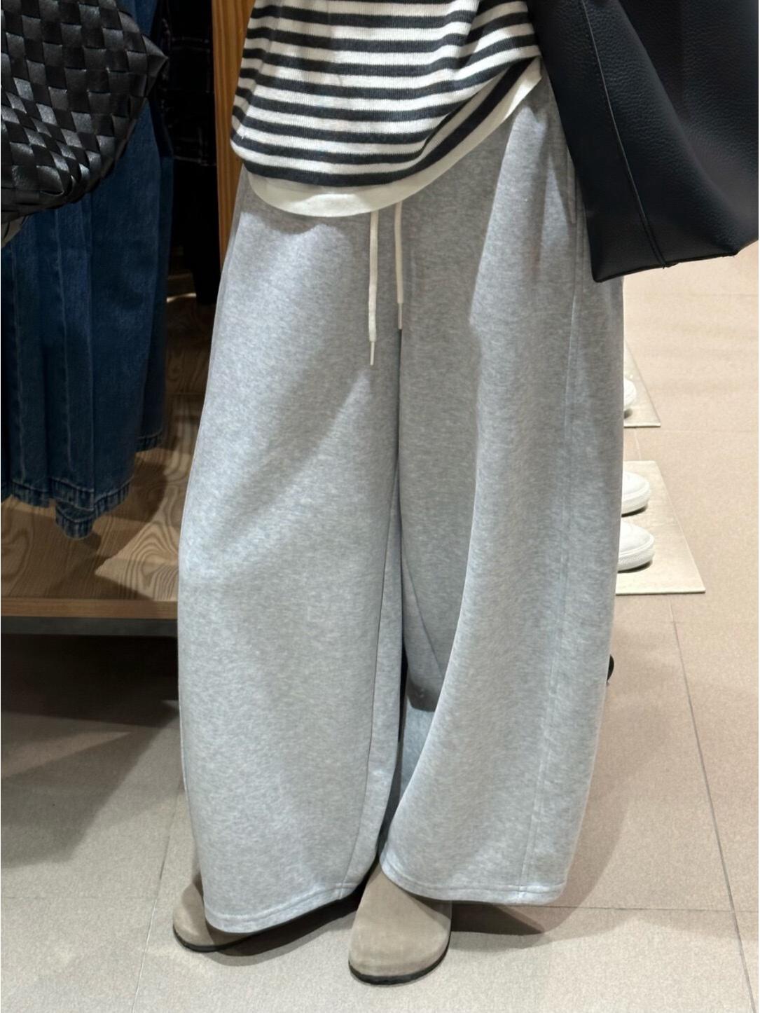 

Navy Blue Curved Wide-Leg Sweatpants for Pear-Shaped Figures M