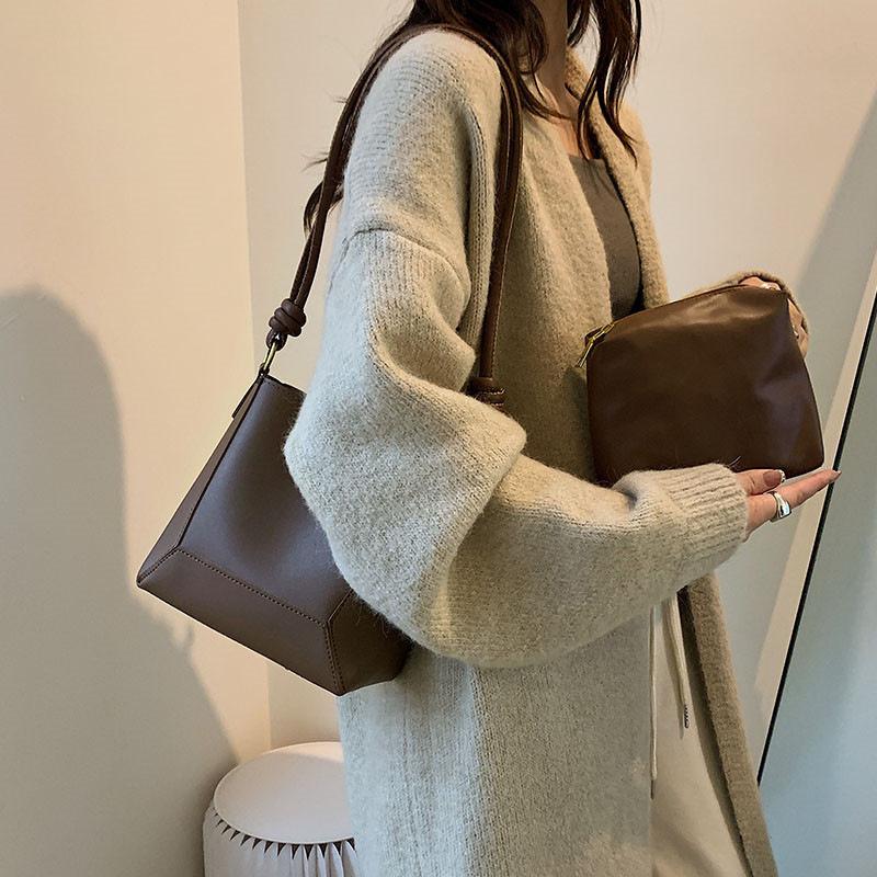 Single shoulder messenger bag, commuter bucket bag, high-end sense, simple child and mother, retro bag, niche large-capacity women's bag