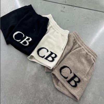 Unisex trendy genser med logo og uformell shorts-kombinasjon