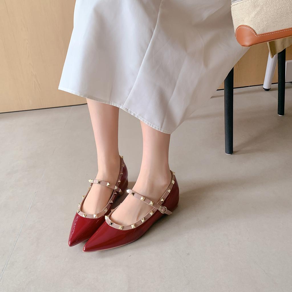 Pointed rivet single shoes~ inner height increase French shallow mouth soft patent leather temperament commuting versatile inner height increase si