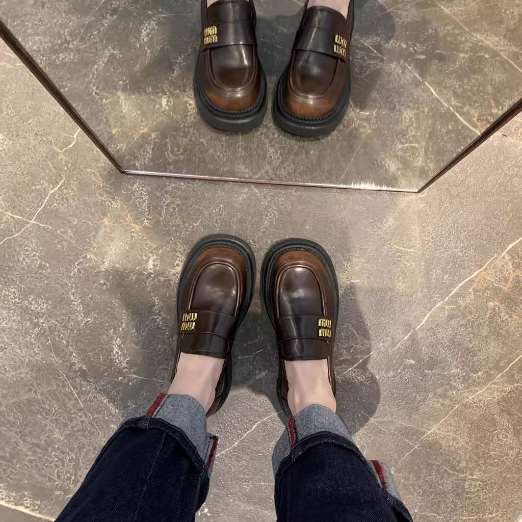 The spot will be sent in seconds! Grape mother has the same shoes, college style miu lazy person pedals metal buckle loafers, small leather shoes.