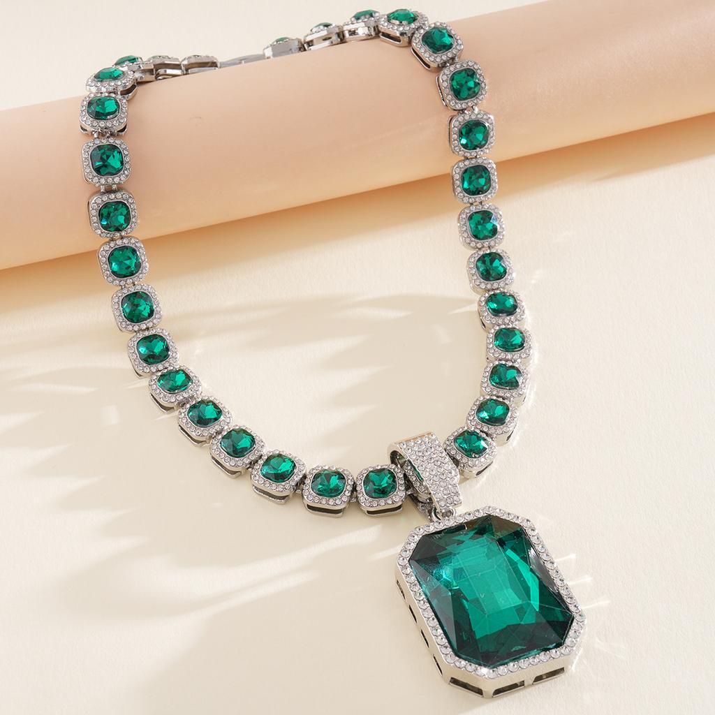 Diamond-encrusted square pendant, buckle necklace, heavy industry court style collarbone chain, light luxury necklace.