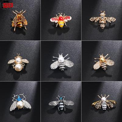 Summer Bee Brooch: Cute and Simple Metal Pin for Neckline