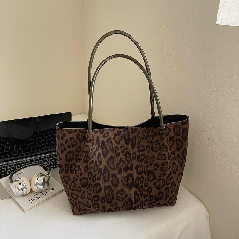 

Stylish retro bag women s large capacity 2025 new autumn foreign style single shoulder mother and child bag commuter tote bag