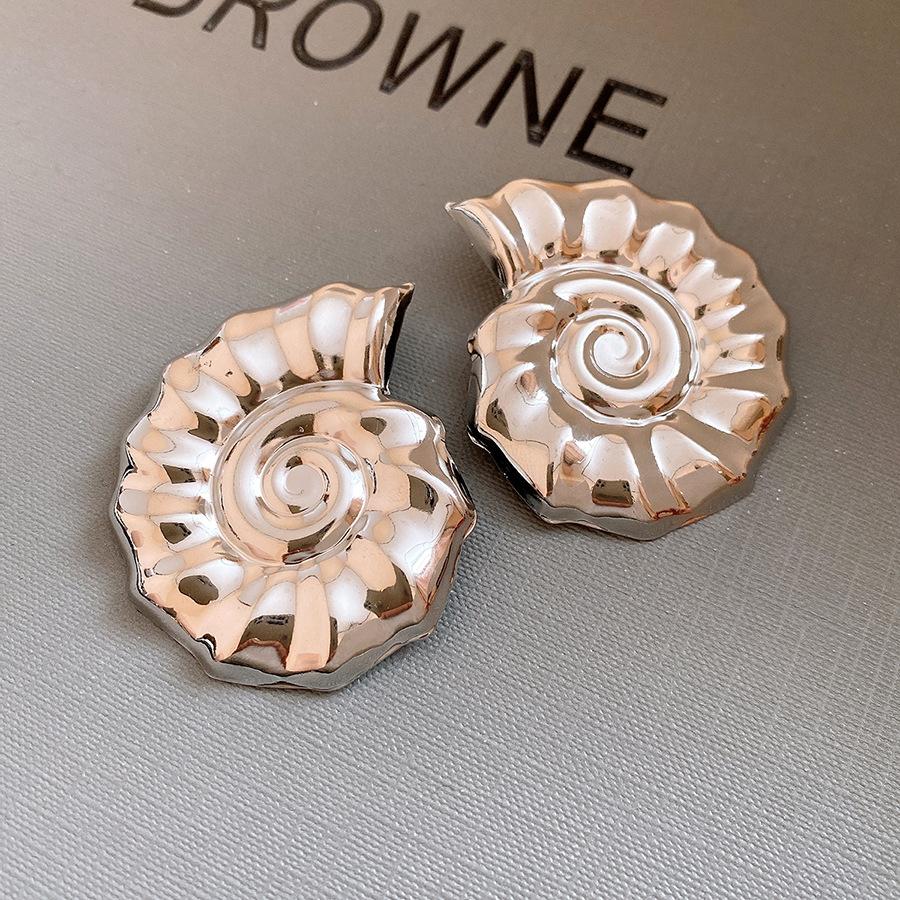 

European and American silver needle metal glossy conch stud earrings retro simple fashion earrings light luxury high-end earrings women
