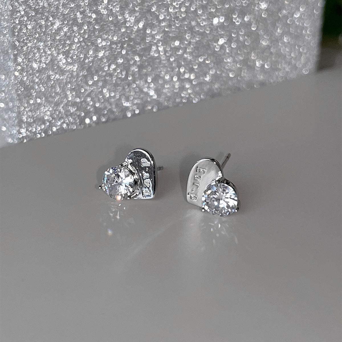 

Серьги-гвоздики Love для женщин Ins Simple and Cold Wind в форме сердца из циркония