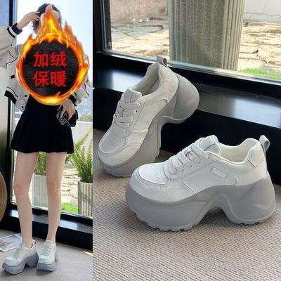 Scarpe muffin platform rialzate sneakers scarpe da papà inverno 2025 nuovi pantaloni a gamba larga piccoli scarpe da donna alla moda