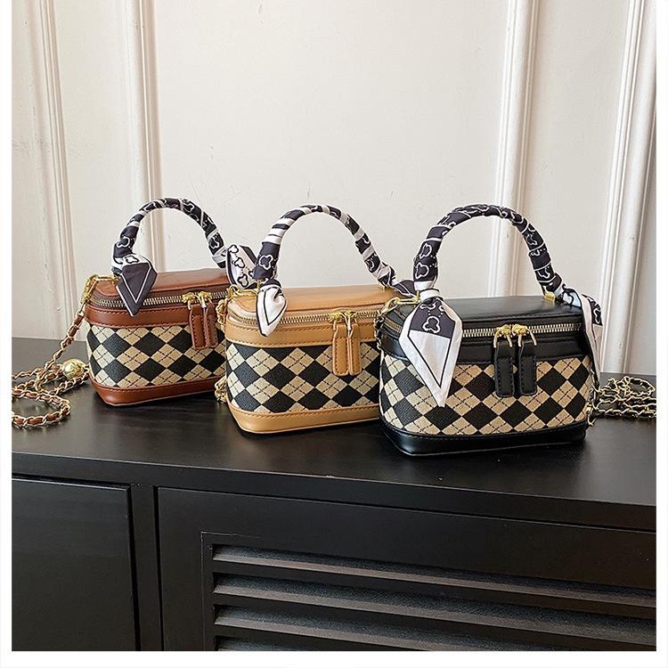 IELGY niche retro fashion diamond portable small square bag, simple and beautiful chain single shoulder crossbody bucket bag