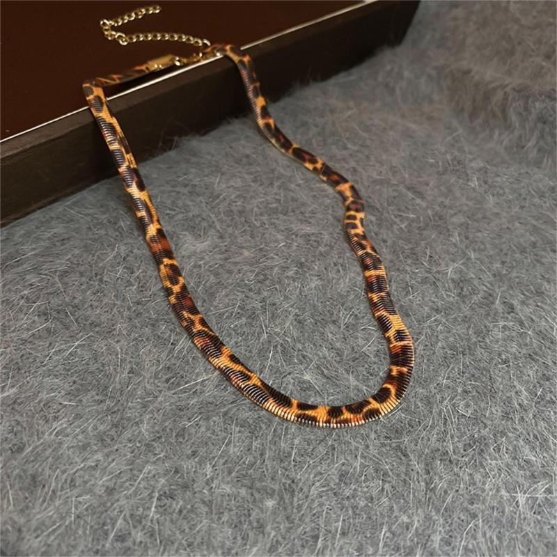 Exaggerated Retro Leopard Print Necklace Sophisticated Leopard and Braided Pattern Necklace Accessory for Modern Women
