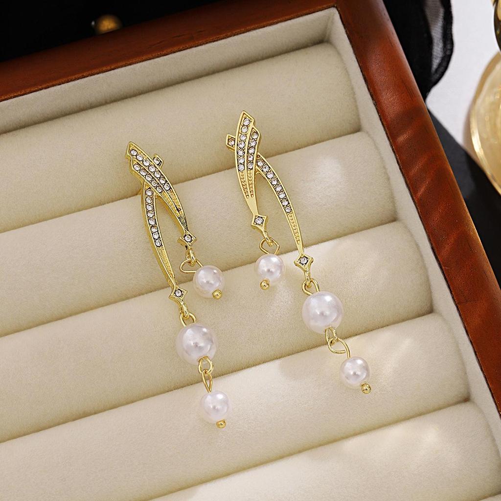 Silver Needle Korean Style Pearl Earrings with Diamond Accents - Elegant, Slimming, High-End Jewelry for Women