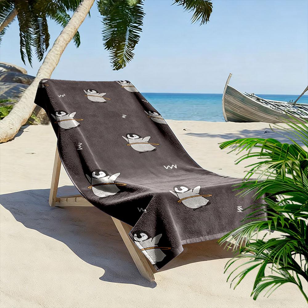 Speelse pinguïn beweegt elegant. Strandlaken met print, sneldrogend, geschikt voor reizen, buitensporten, joggen, het strand en zwemmen, cadeau