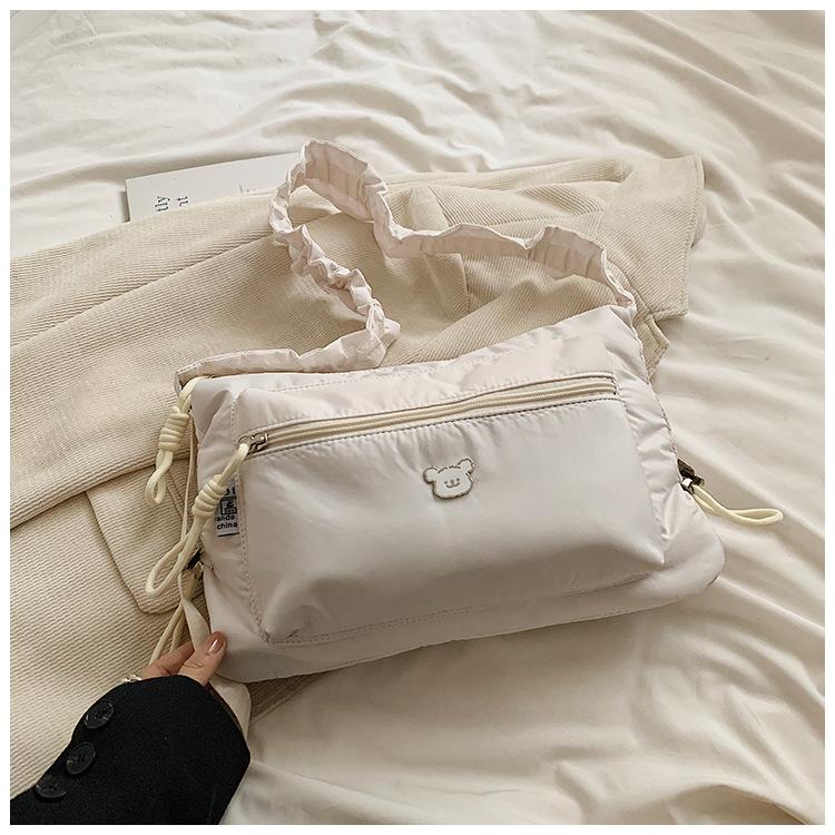 

Literary niche nylon shoulder bag, drawstring shoulder strap pleated bag, student 2025 autumn new large-capacity messenger bag слоновая кость