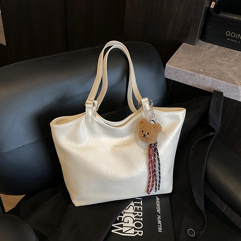 Large-capacity retro bag women's autumn and winter 2025 new versatile simple shoulder bag popular commuter tote bag this year