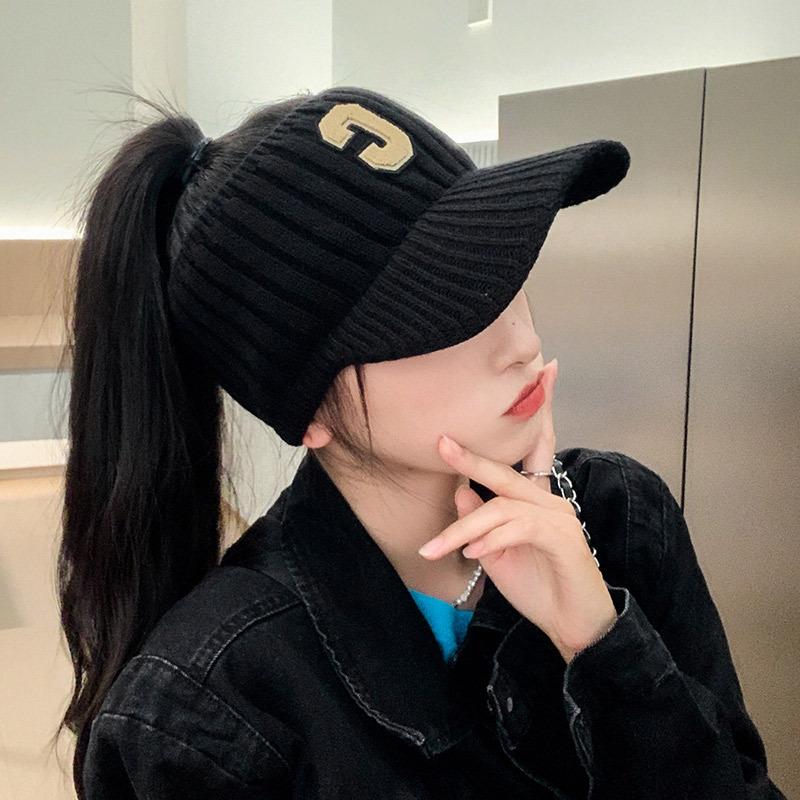 Fashion C letter knitted cap, women's autumn and winter, warm and cold-proof sports and leisure, thin face wool hat
