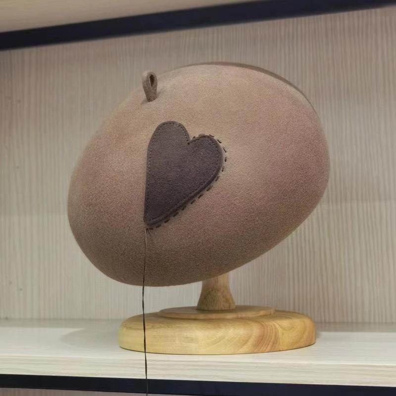 2022 New Fashion Western Style Large Love Sticker Small Label Wool Beret Women Vintage Painter Hat Fashion Felt Hat