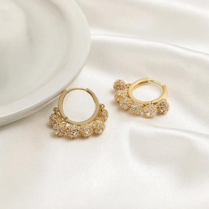 

Темперамент, микроинкрустированный циркон, металлический шарик, круглая пряжка для ушей, творческая личность, простые универсальные украшения для ушей