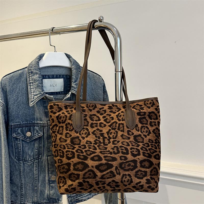 

This year, the super fire leopard print tote bag women s 2025 new versatile autumn and winter large-capacity student class shoulder commuting bag коричневий