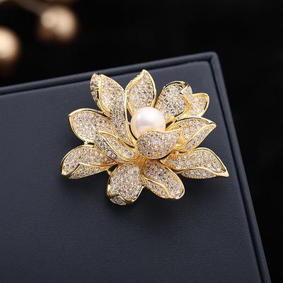 Spilla da donna con loto tridimensionale di alta qualità, spilla versatile con perle, accessori per cappotto e corsage omaggio