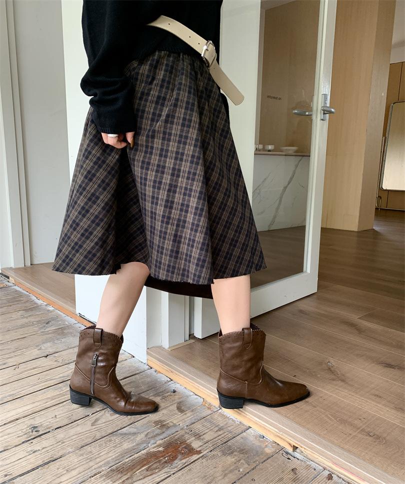 

Boots Winter 2025 new pointed V-mouth western boots French retro leather stacked short boots 39 темно-коричневого