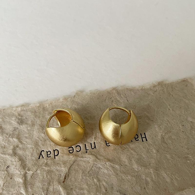 

Французская текстура матовый металл шапочка ушная пряжка женские простые индивидуальные легкие роскошные изысканные универсальные серьги-гвоздики серьги