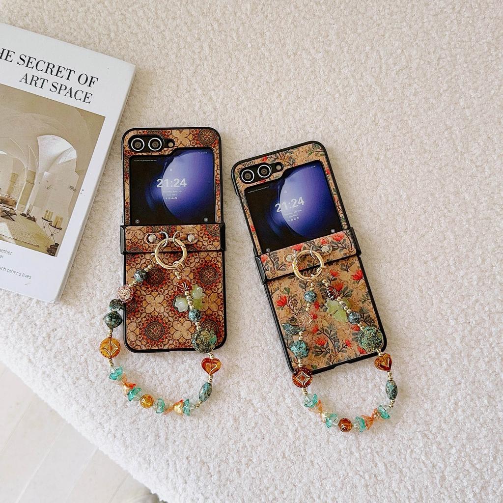 PU Leather Retro floral prints Cover with Glitter Bead Wrist Chain Strap Bracelet For Samsung Galaxy Z Flip 6 5 4 3 Phone Case