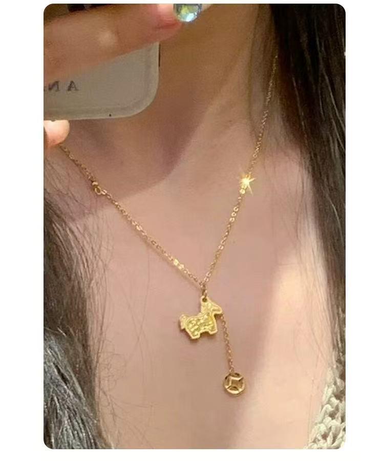 Nickel Silver Plated Crushed Ice Golden Horse Tassel Necklace: Zodiac Year of the Horse, High-End Feel.