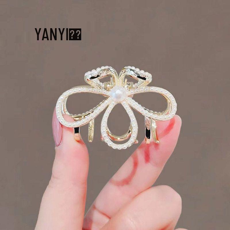 Elegant Pearl Medium Hair Claw Clip