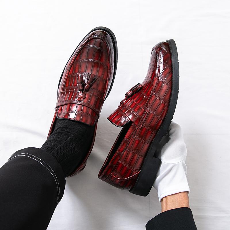 Fashion Red Brown Personalized Korean Style Crocodile Leather Casual Slip On Non-slip Men's Glossy Finish Tassel Loafer Leather Shoes