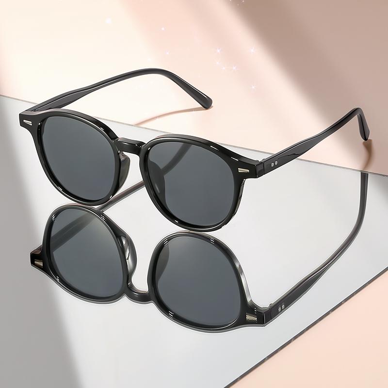 

The retro small round-framed sunglasses feature a simple design with rice studs for daily wear and photography