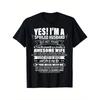 Αστείο T-Shirt Εκτίμησης Συζύγου για Άνδρες - Χιουμοριστικά Αποφθέγματα Γάμου & Φράση "Ναι, Είμαι Ένας Κακομαθημένος Σύζυγος" - Μαύρο με Λευκή Εκτύπωση Κειμένου Κοντομάνικο