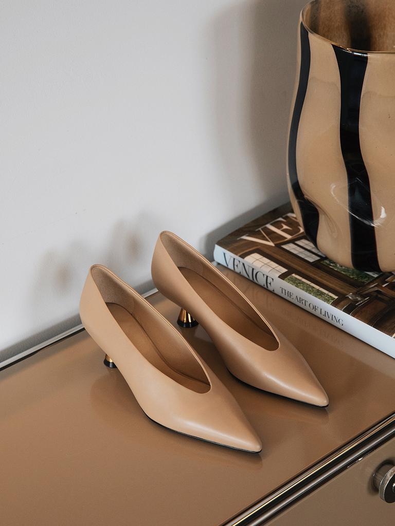 Advanced Temperament Niche~ 2025 Early Spring New Models, Pointed Head Deep V Kitten Heel Single Shoes Patent Leather Short Heel Women's Shoes