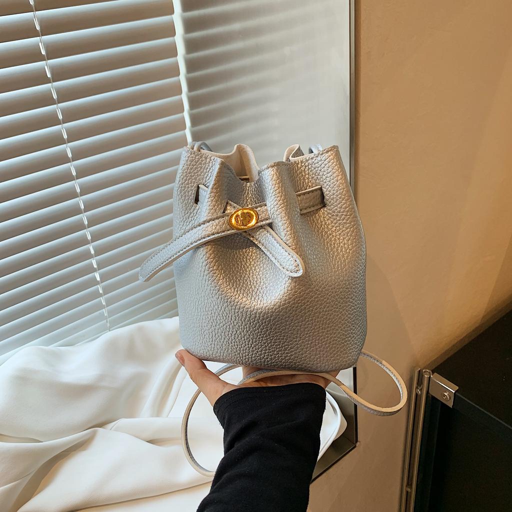 Bolso bandolera vintage de cuero PU para mujer, bolso de cubo ligero con cierre decorativo para el día a día y compras