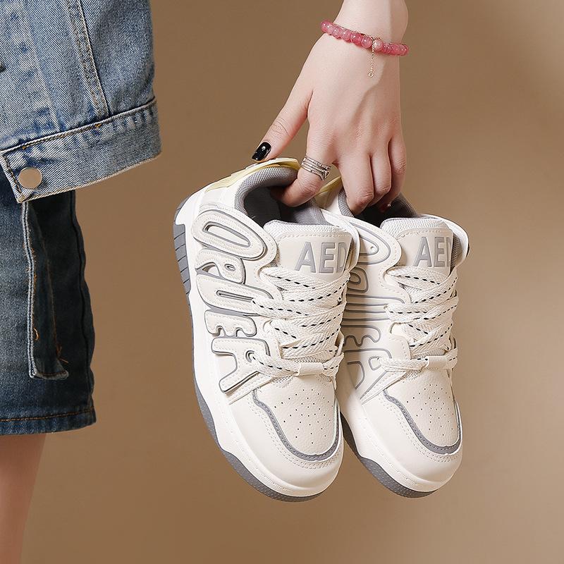 

Guochao high street niche design women s shoes dopamine platform letter bread shoes women s versatile casual sports board shoes 35