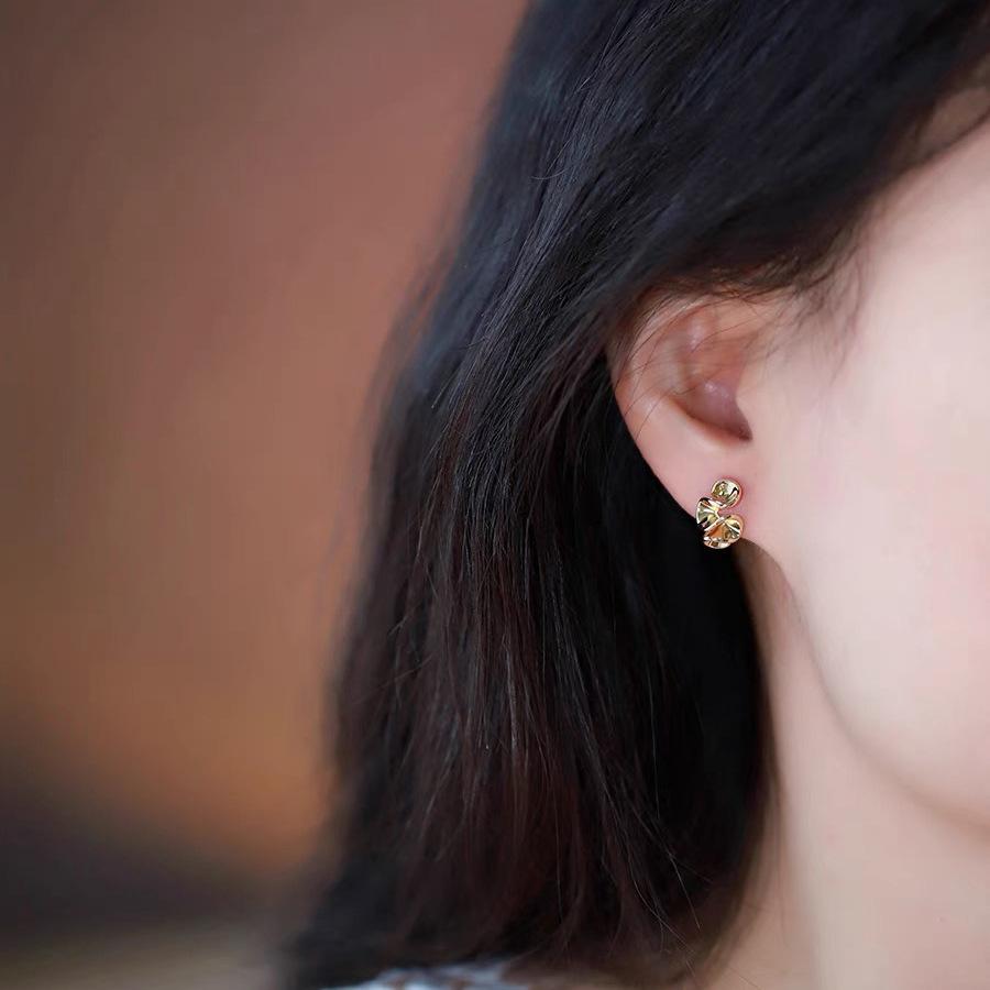 Design Irregular Earrings Female Light Luxury Vintage Personalized Minimalist Ladies Accessories Elegant Jewelry Cold Earrings Daily Earrings