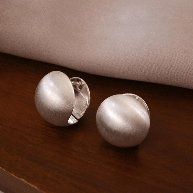 

Cold Wind Versatile Brushed Ball Earrings срібний